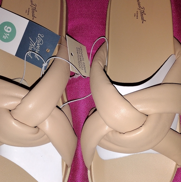 Universal Thread Shoes - Universal NWT Thread sandals 🩴
